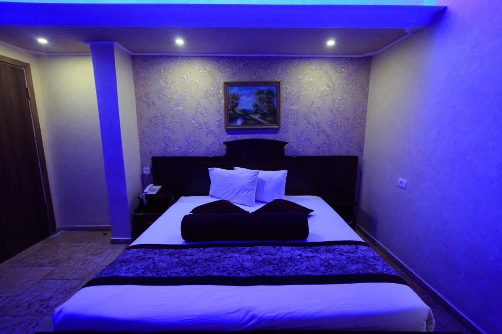 Postel nebo postele na pokoji v ubytování Hashimi Hotel