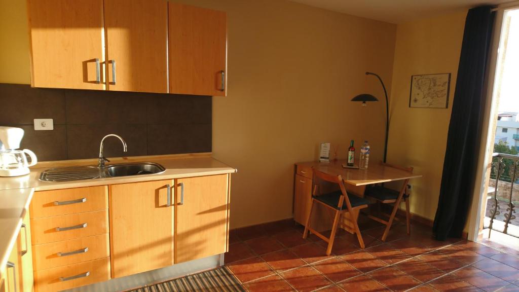 A kitchen or kitchenette at Frodo Haus
