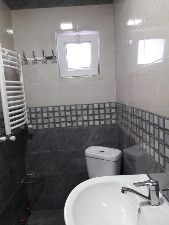 Koupelna v ubytování Guest House KOBULETI #788