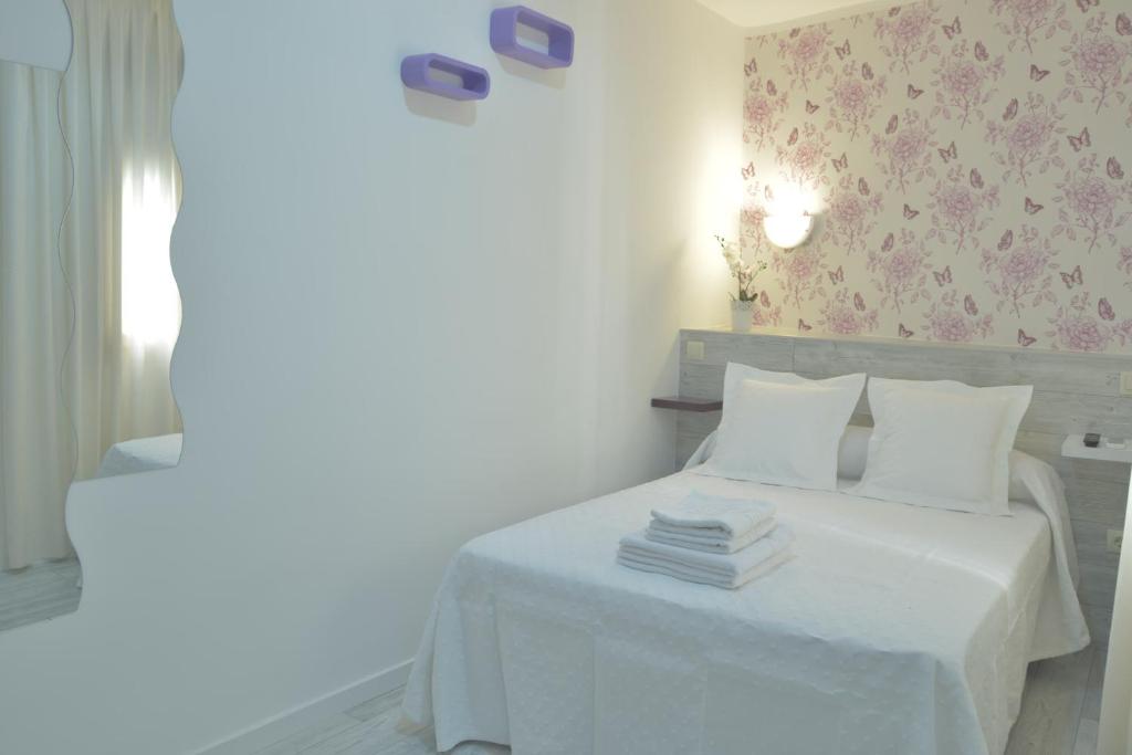 Una cama o camas en una habitación de Nersan