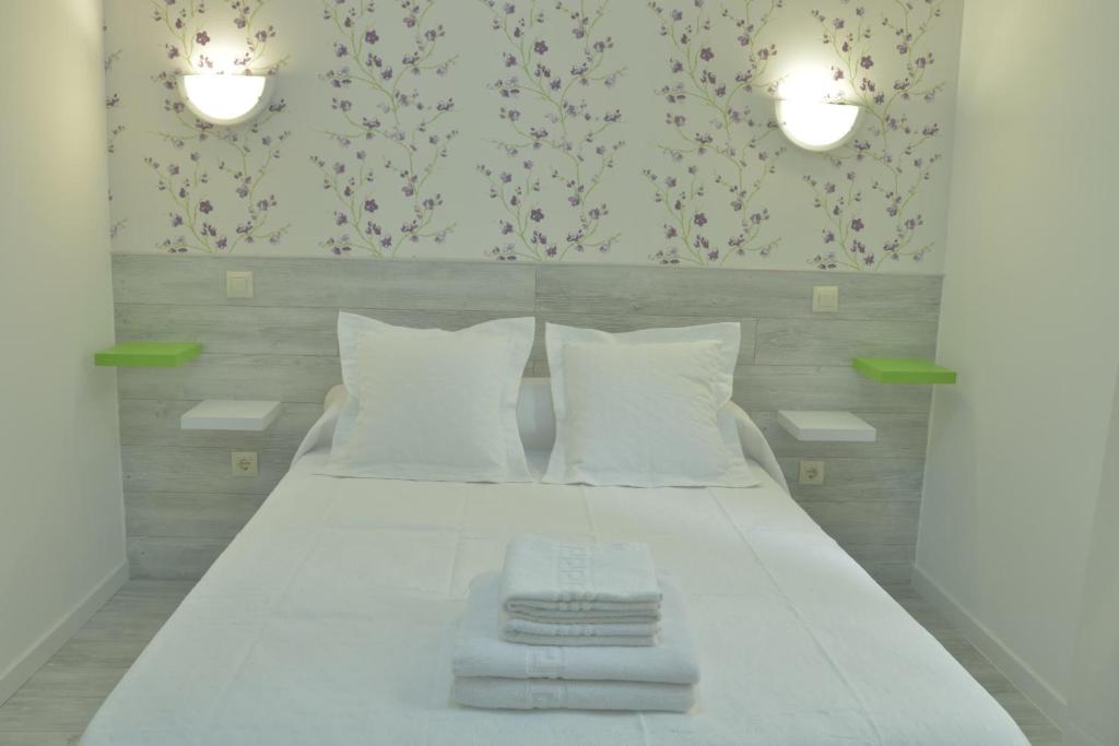 Una cama o camas en una habitación de Nersan