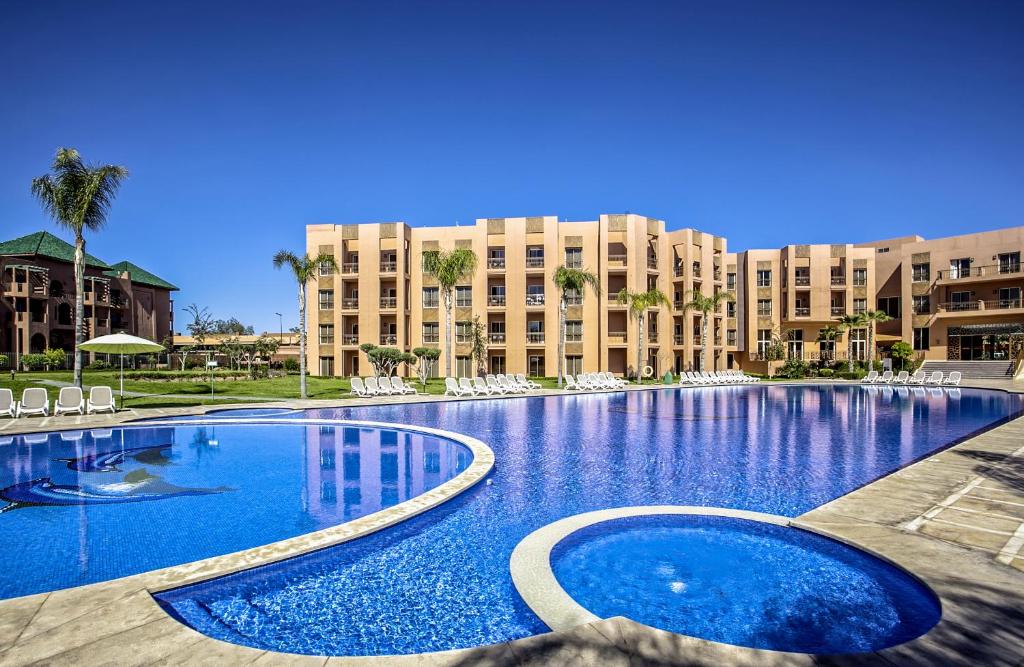 una gran piscina frente a un gran edificio en Palm Appart Club Marrakesh en Marrakech