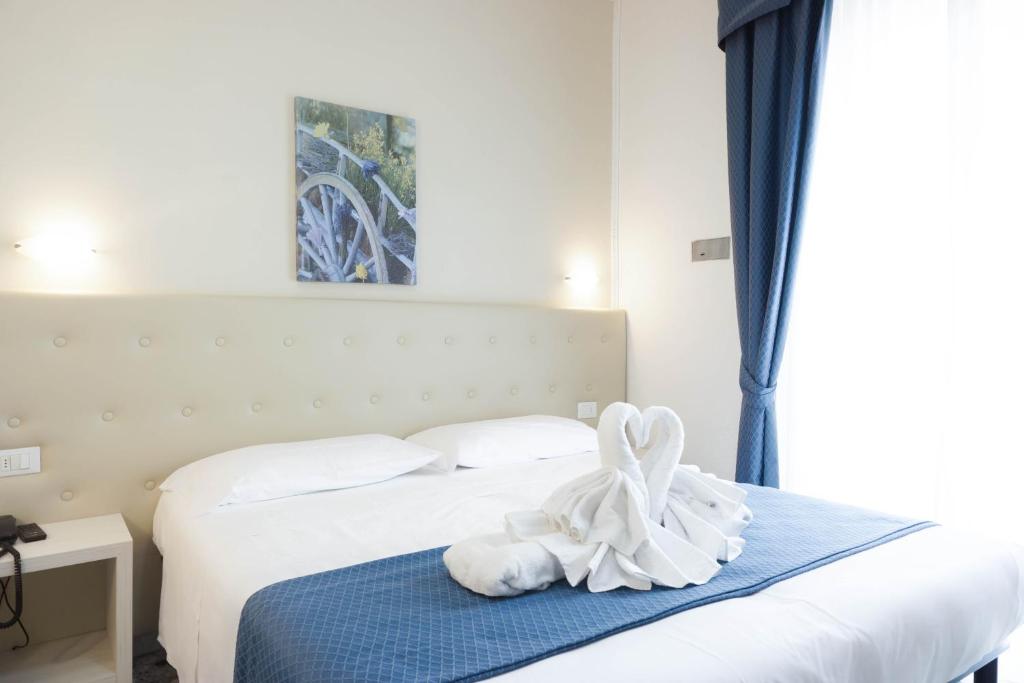 een hotelkamer met een bed met een handdoek erop bij Hotel Caribe in Viareggio