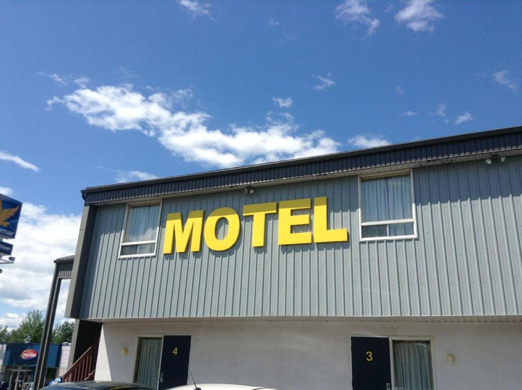 a motel sign on the side of a building at Motel Rayalco in Laurier Station