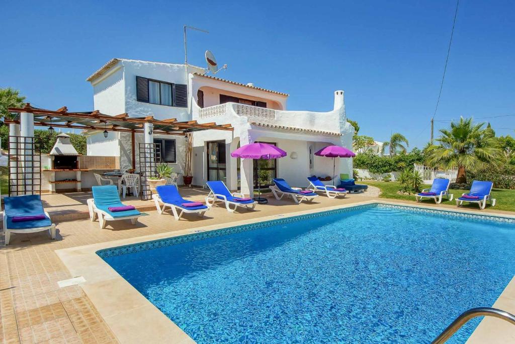 een villa met een zwembad voor een huis bij Villa Miramar in Albufeira