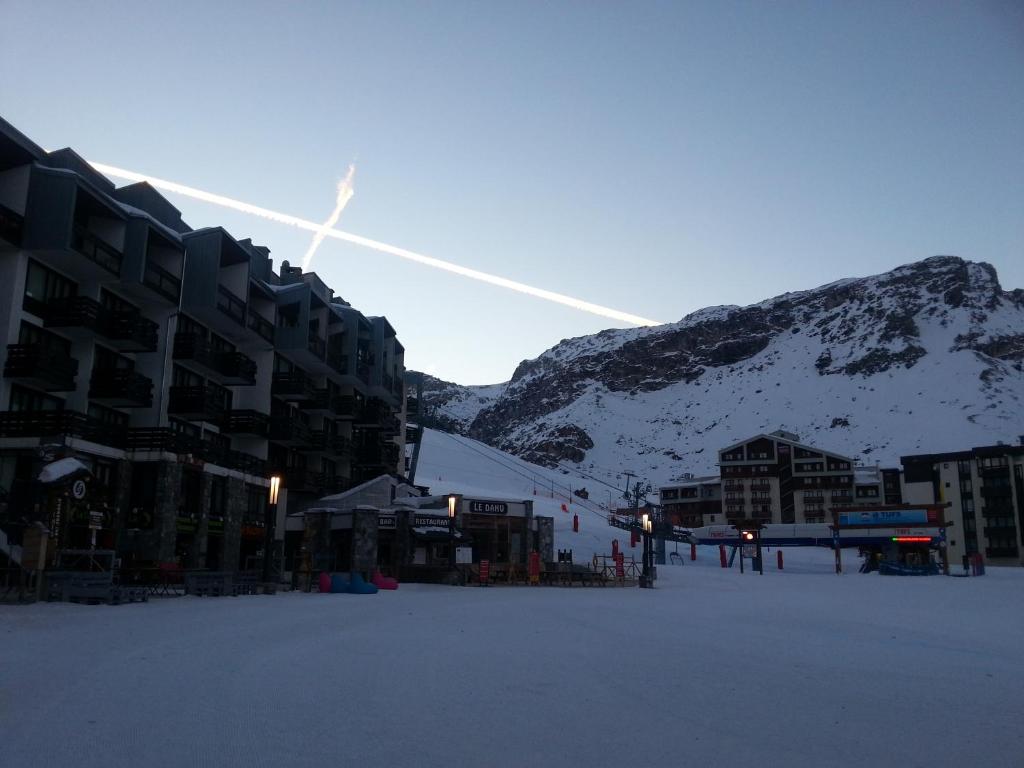 a snow covered mountain with skis on top of it at Hôtel La Vanoise in Tignes