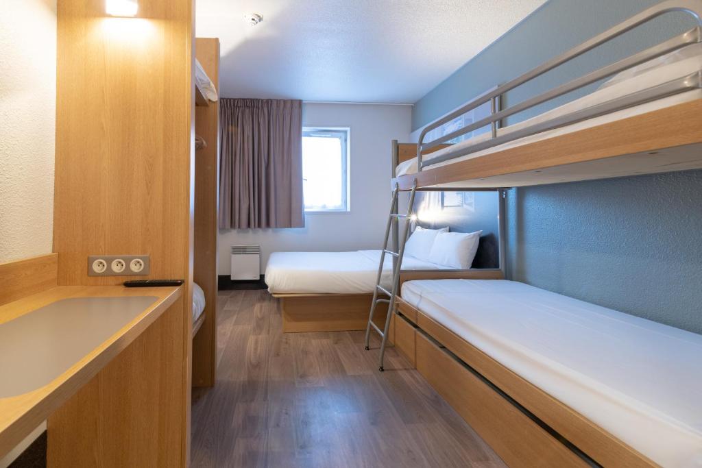 Postel nebo postele na pokoji v ubytování B&B HOTEL Avignon 2