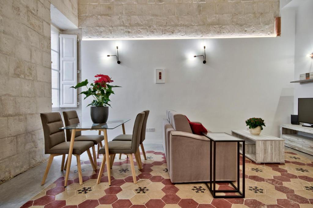une salle à manger avec une table et des chaises dans l'établissement Zoe 1 by Vallettastay, à La Valette