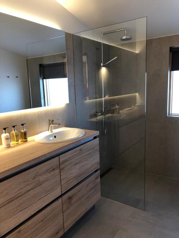 Baðherbergi á Kerbyggd: Luxury house and cottage in golden circle