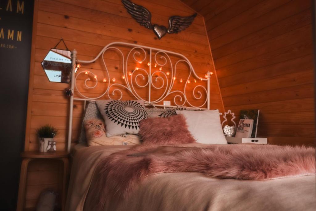 Voodi või voodid majutusasutuse Panorama Glamping Visole toas