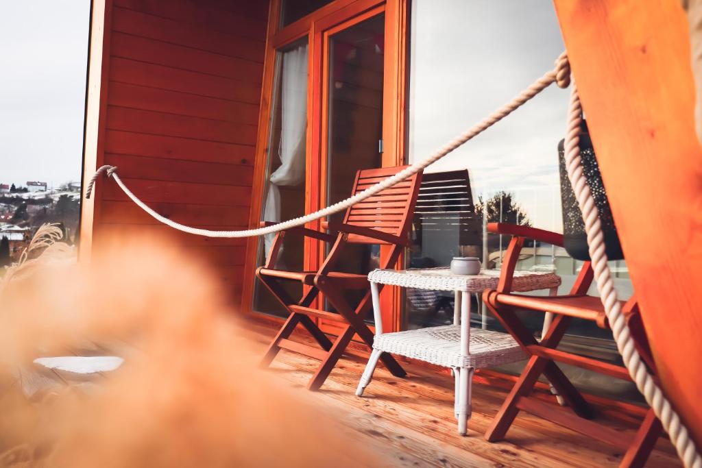 Rõdu või terrass majutusasutuses Panorama Glamping Visole