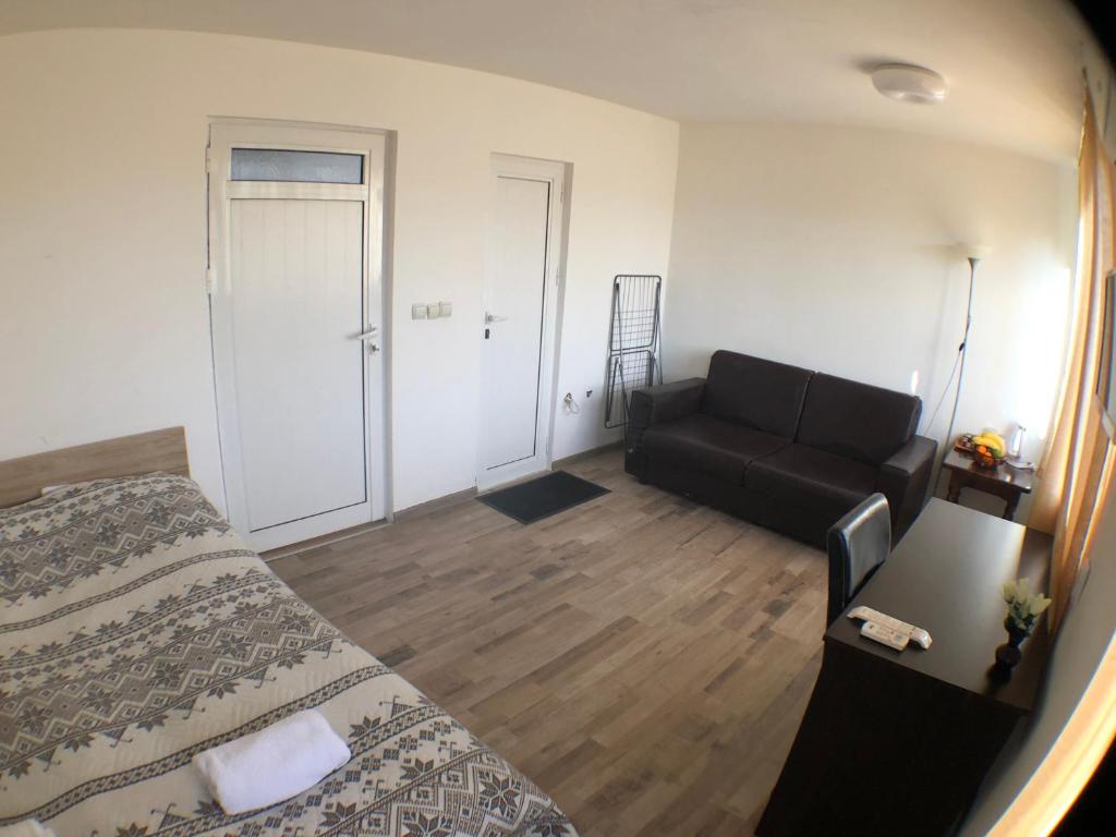 Samuil Apartments - Basic Triple Room With Private Bathroom