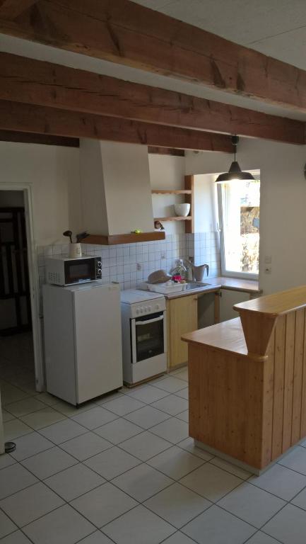 Kuchyň nebo kuchyňský kout v ubytování Gîte Cocantin