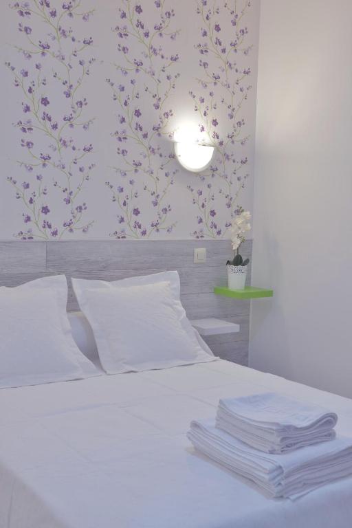 Una cama o camas en una habitación de Nersan