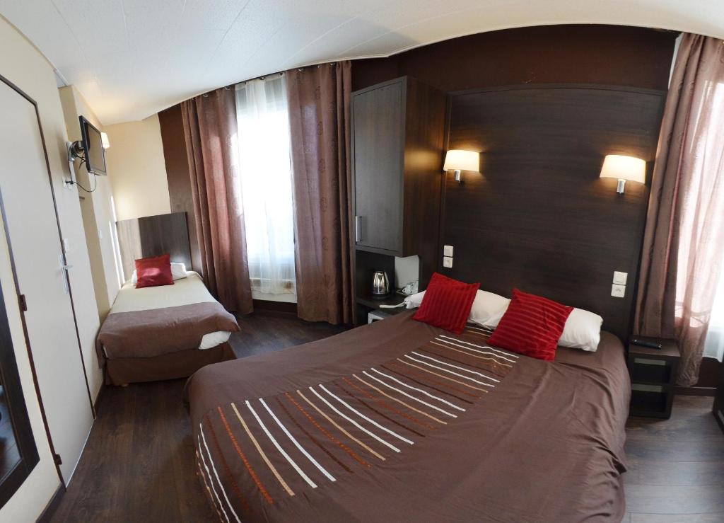 Katil atau katil-katil dalam bilik di Hôtel du Parc