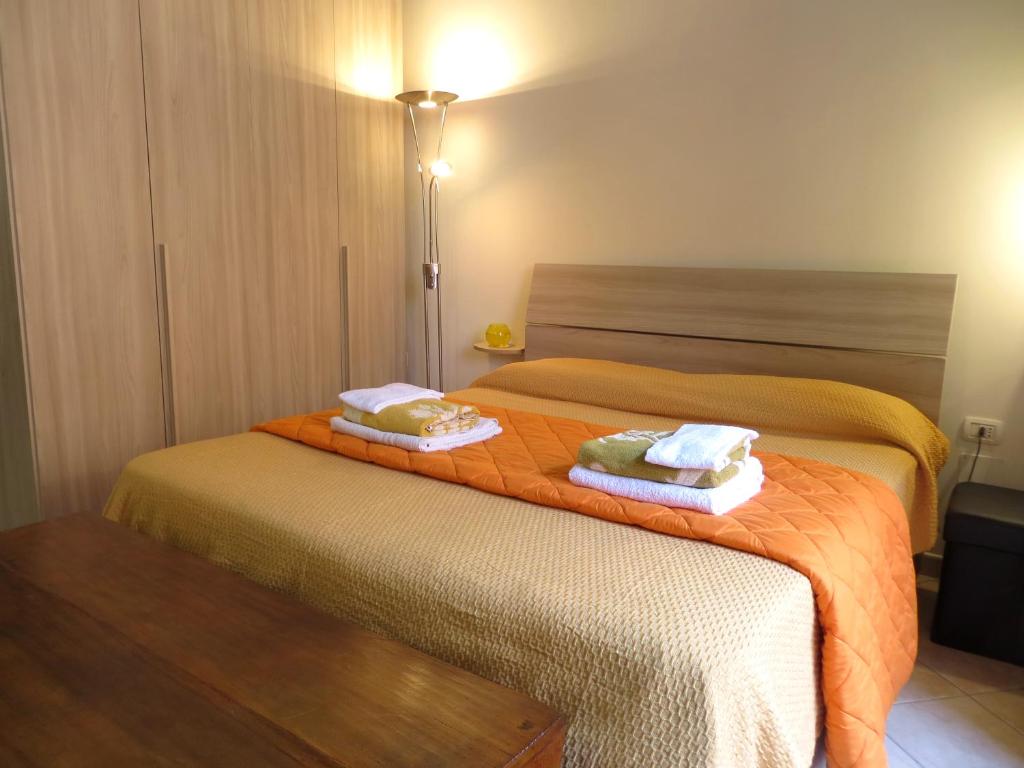 een slaapkamer met 2 bedden en handdoeken bij La Pietra Antica in Paola
