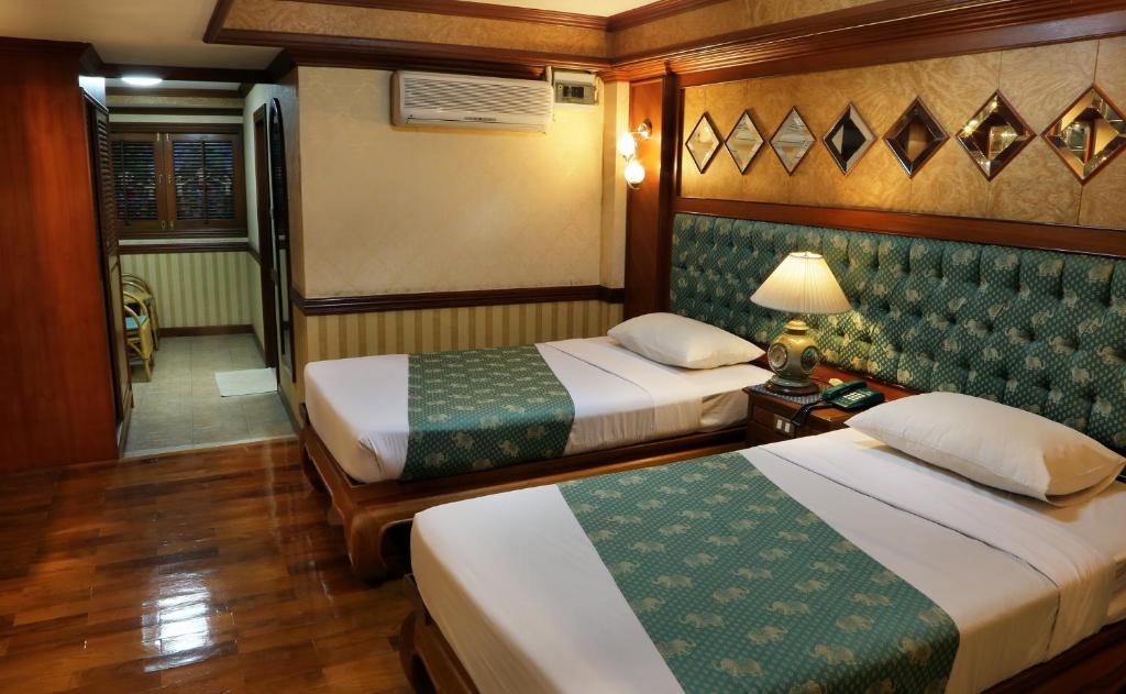 Postel nebo postele na pokoji v ubytování Highway Hotel