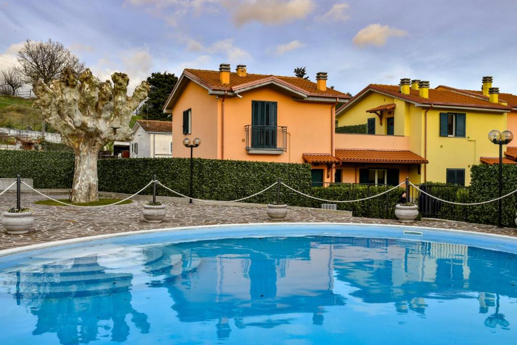 esiloM Aparthotel