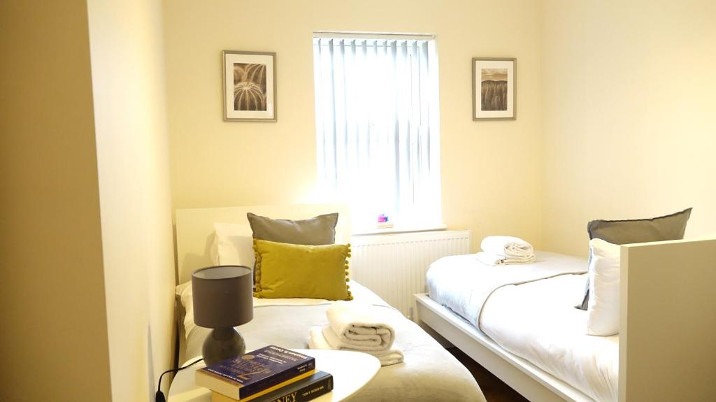 מיטה או מיטות בחדר ב-Heathrow Ensuite Rooms