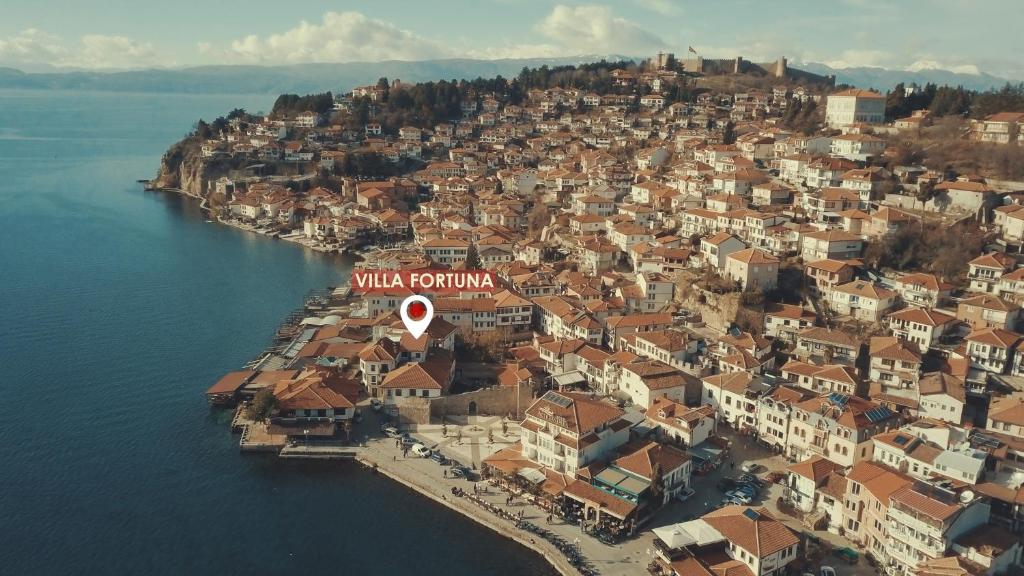 uma vista aérea de uma cidade sobre a água em Villa Fortuna em Ohrid