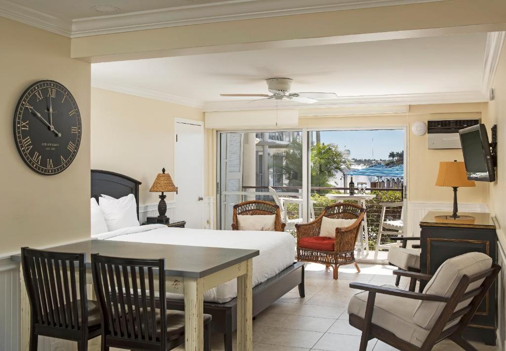 Posezení v ubytování Cove Inn on Naples Bay
