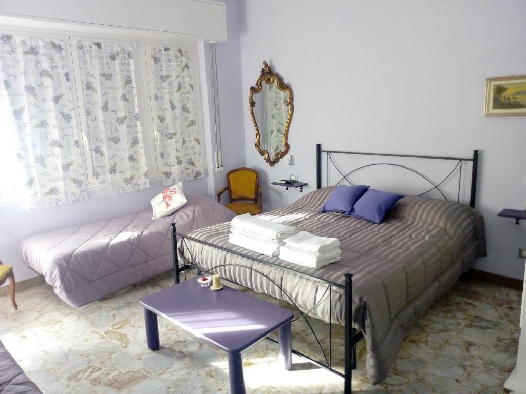 - une chambre avec un lit, une chaise et un miroir dans l'établissement B&B Mila e Nan, à Borghetto Santo Spirito