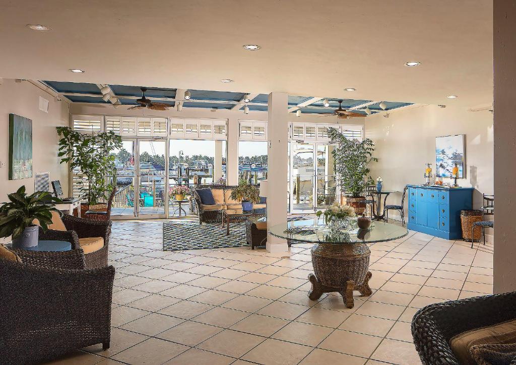 Posezení v ubytování Cove Inn on Naples Bay