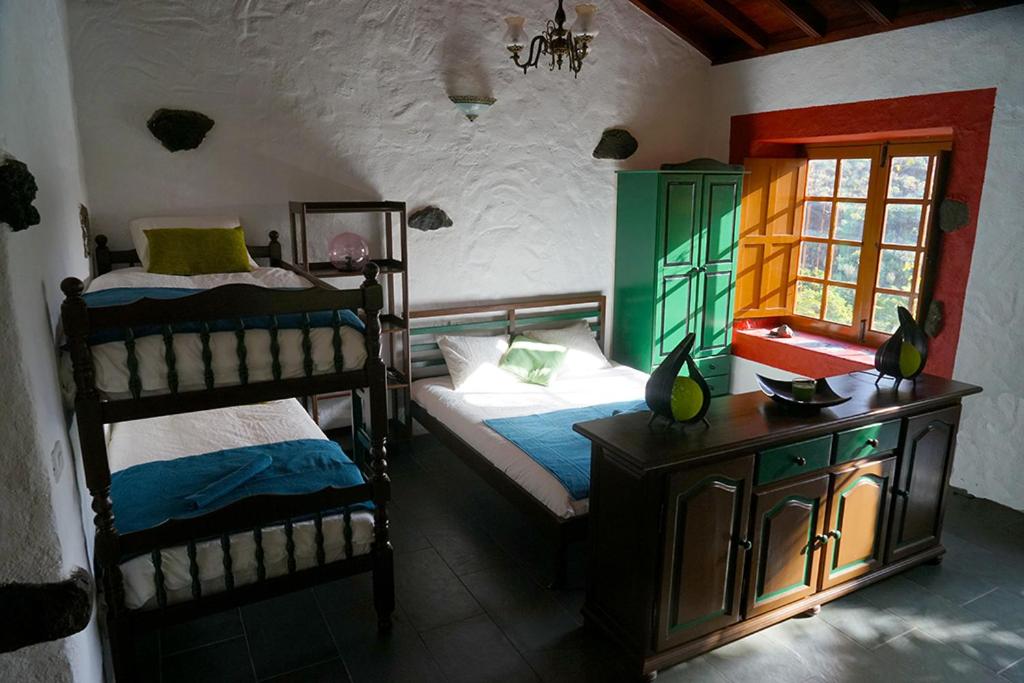 Postel nebo postele na pokoji v ubytování CASA RURAL LOS FRONTONES