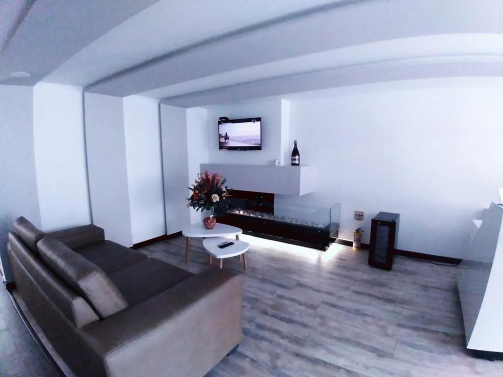 - un salon avec un canapé et une table dans l'établissement Hotel Agora Boutique, à Bogotá