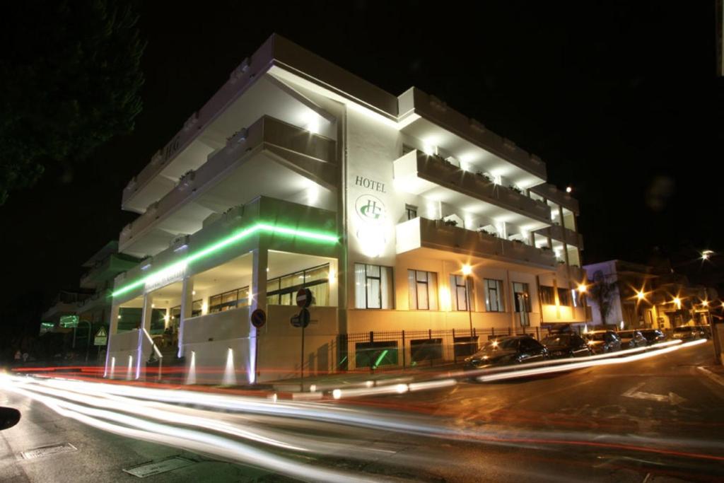 ein Gebäude in der Nacht mit Leuchtstreifen auf der Straße in der Unterkunft Hotel Giada in Silvi Marina