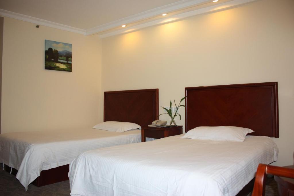 Postel nebo postele na pokoji v ubytování GMA Hotel ShangHai WuNing Road ZhenPing Road Metro Station