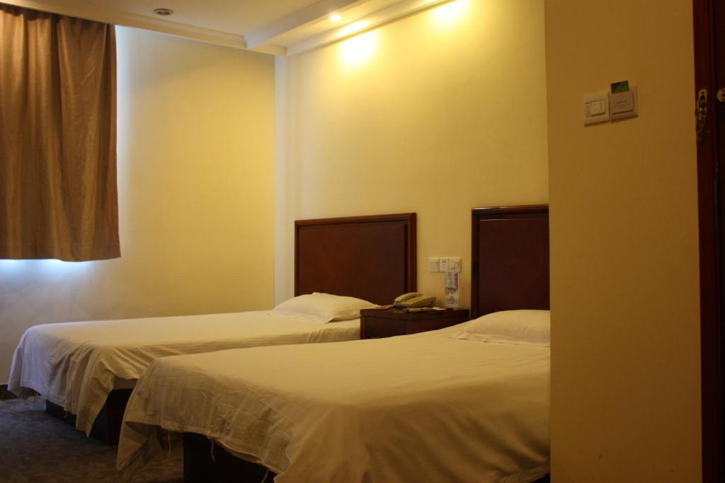 Postel nebo postele na pokoji v ubytování GMA Hotel ShangHai WuNing Road ZhenPing Road Metro Station