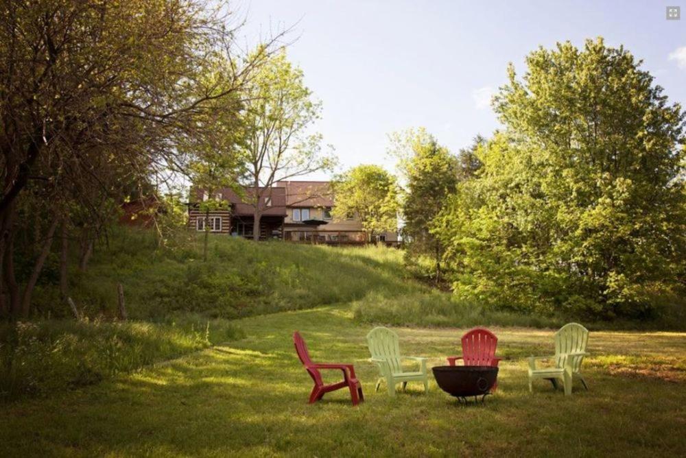 Quicksburg的住宿－River Bluff Farm Bed and Breakfast，院子里有三把椅子和一张桌子