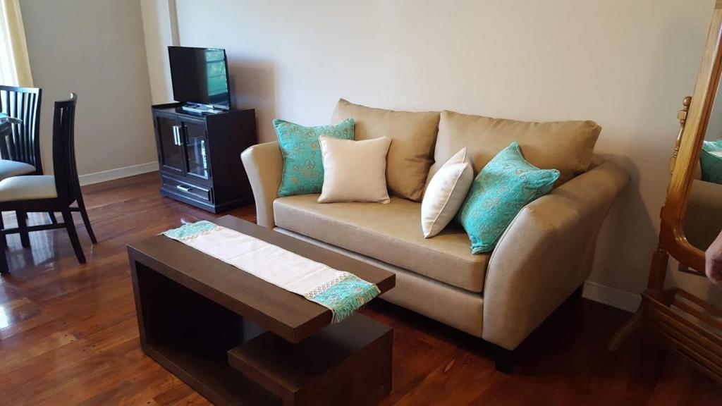 a living room with a couch and a coffee table at Apartamento DELUXE Edificio Millenium in Mendoza