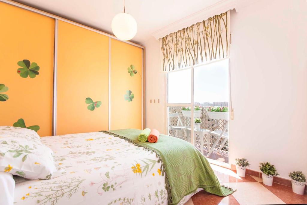 1 dormitorio con cama y ventana grande en Malaga Center Flat Hospitality, en Málaga