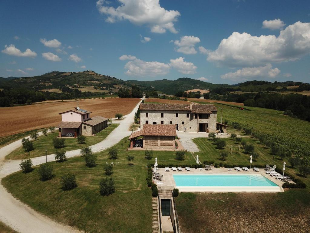 widok z powietrza na dom i basen w obiekcie AGRITURISMO La COLLINA del SOLE w mieście Coltavolino