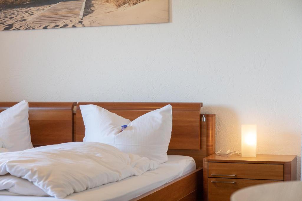 Postel nebo postele na pokoji v ubytování Heeren's Hotel Garni