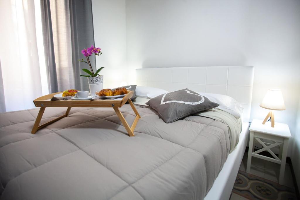 Una cama o camas en una habitación de ALBA DEL CAPO
