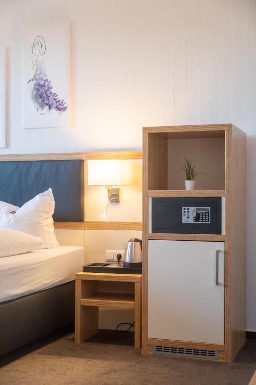 Postel nebo postele na pokoji v ubytování Heeren's Hotel Garni