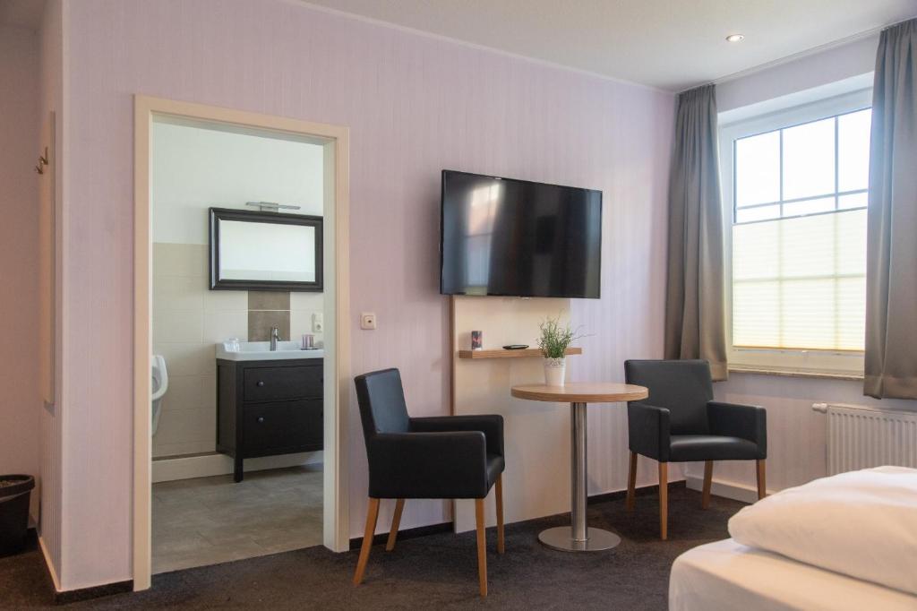TV a/nebo společenská místnost v ubytování Heeren's Hotel Garni