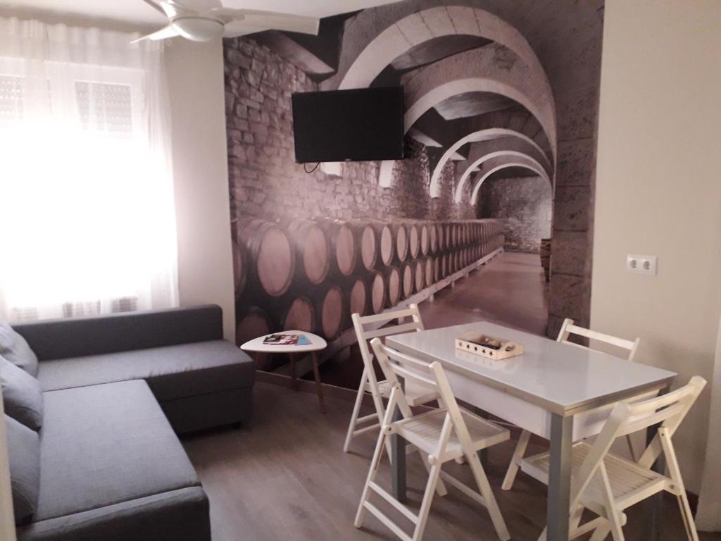 a living room with a table and a couch at Céntrico y acogedor en tierra de vinos in Logroño