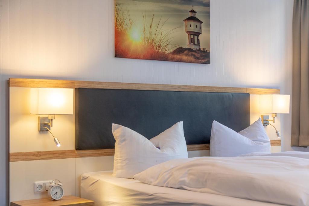 Postel nebo postele na pokoji v ubytování Heeren's Hotel Garni