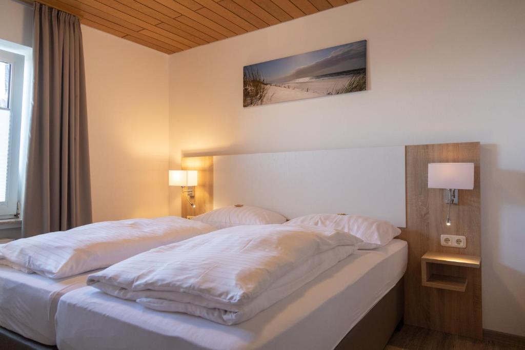 Postel nebo postele na pokoji v ubytování Heeren's Hotel Garni