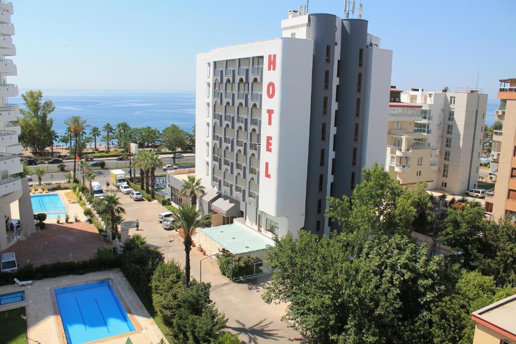 Vistas al mar de un edificio de una ciudad en Olbia Hotel, en Antalya