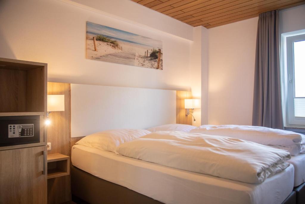 Postel nebo postele na pokoji v ubytování Heeren's Hotel Garni