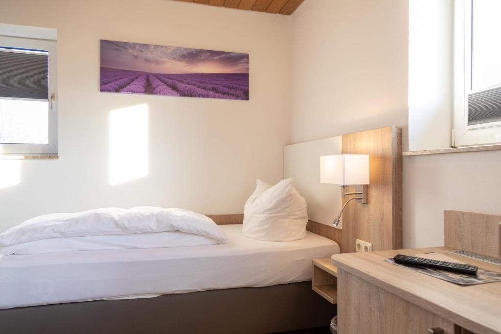 Postel nebo postele na pokoji v ubytování Heeren's Hotel Garni