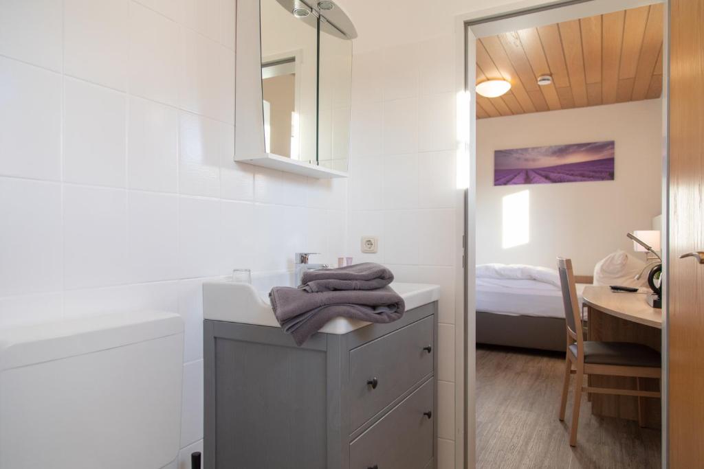 Postel nebo postele na pokoji v ubytování Heeren's Hotel Garni