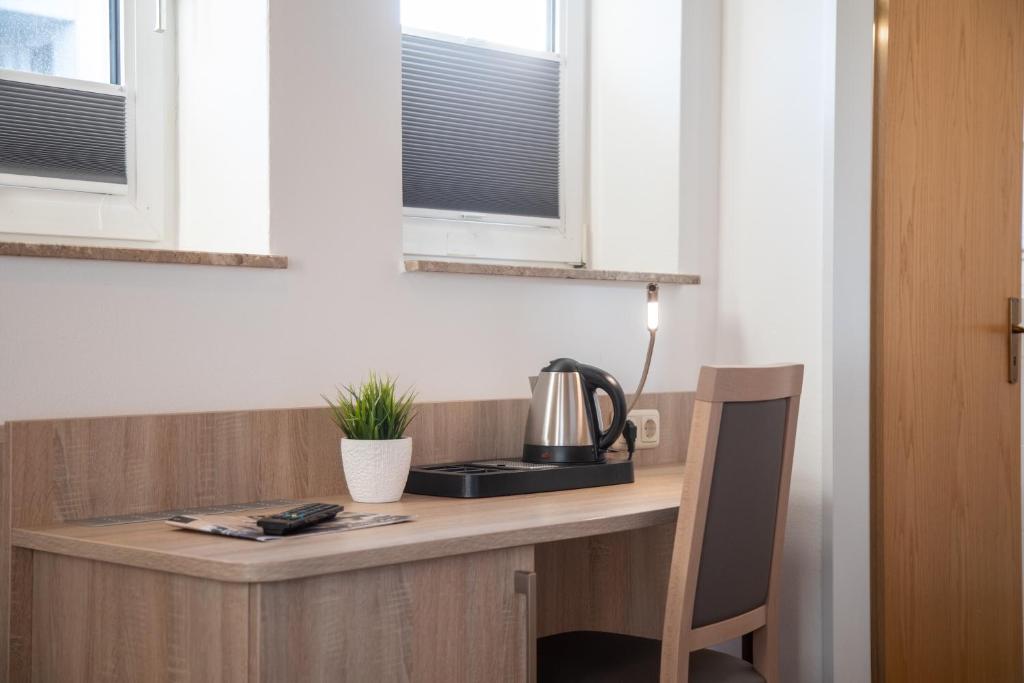Příslušenství pro přípravu čaje a kávy v ubytování Heeren's Hotel Garni