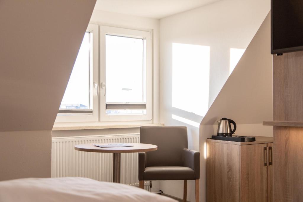 Postel nebo postele na pokoji v ubytování Heeren's Hotel Garni