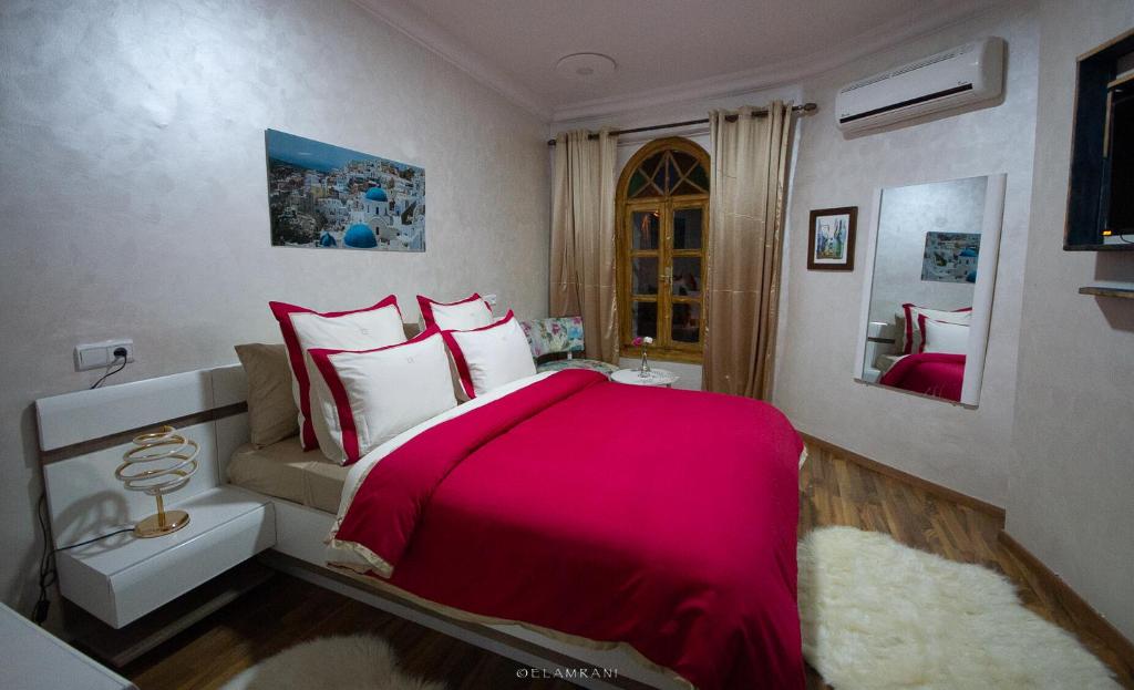Postel nebo postele na pokoji v ubytování Hôtel ZIRYAB
